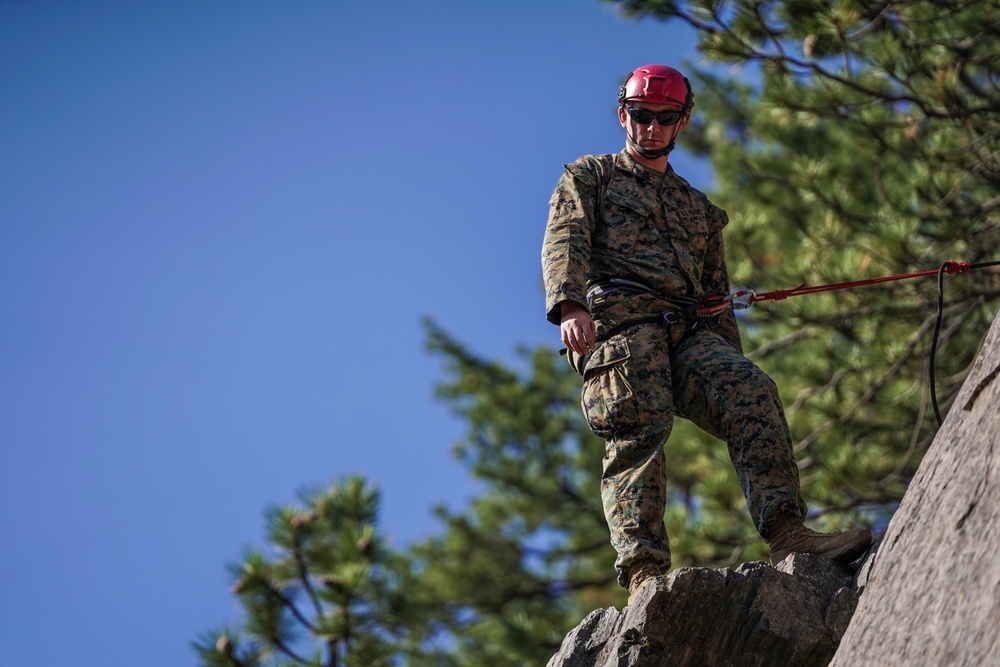 4th Recon, E Co Utilizes Climbing Skills