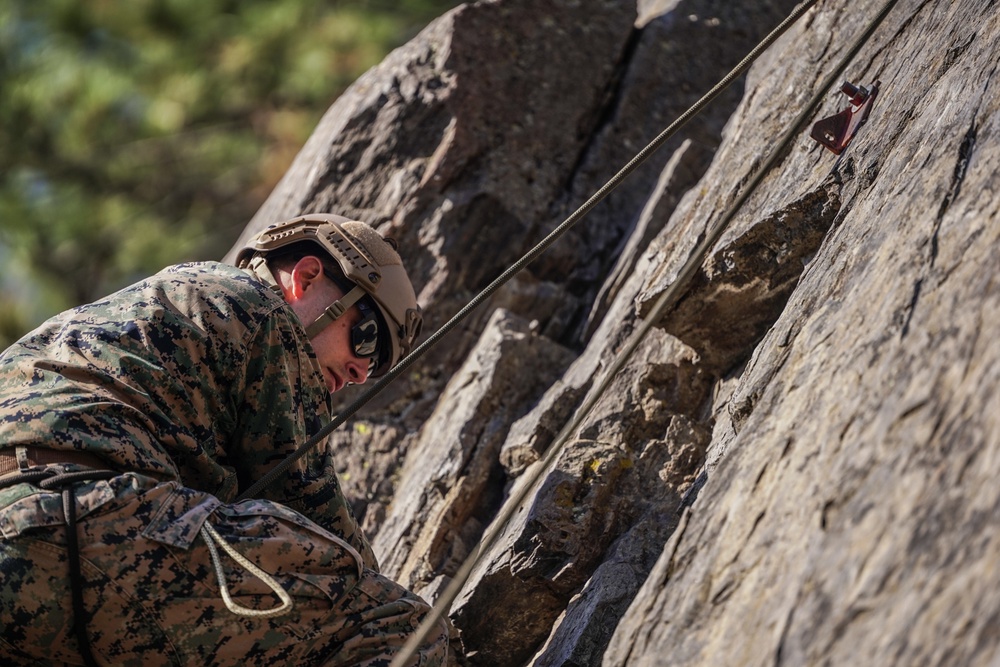 4th Recon, E Co Utilizes Climbing Skills