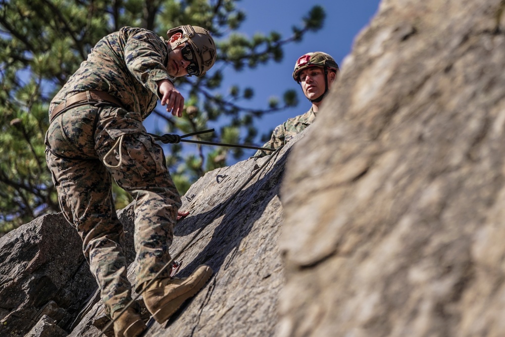 4th Recon, E Co Utilizes Climbing Skills