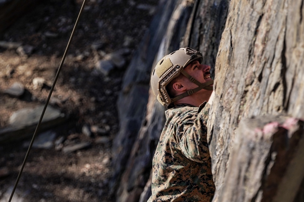 4th Recon, E Co Utilizes Climbing Skills