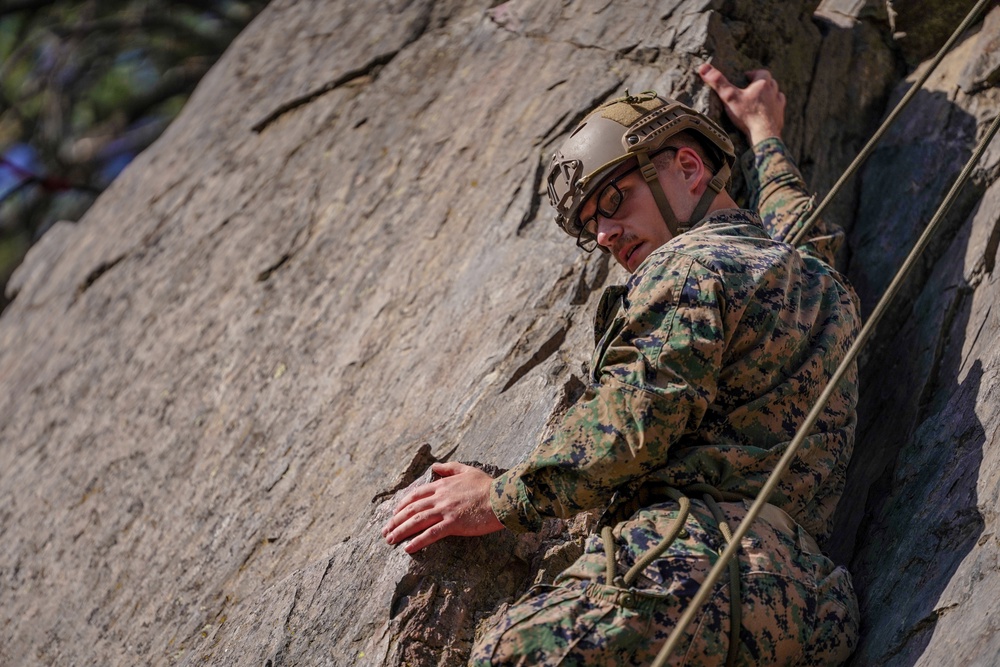 4th Recon, E Co Utilizes Climbing Skills