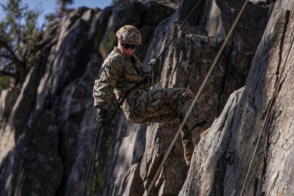 4th Recon, E Co Utilizes Climbing Skills