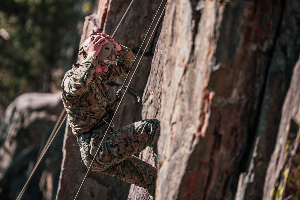 4th Recon, E Co Utilizes Climbing Skills