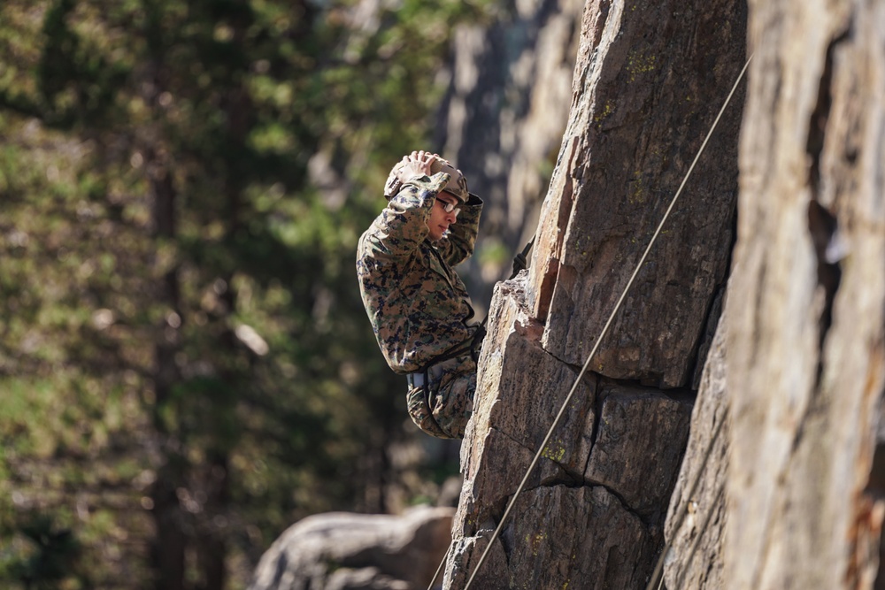 4th Recon, E Co Utilizes Climbing Skills