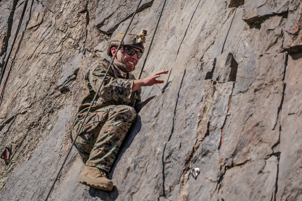 4th Recon, E Co Utilizes Climbing Skills