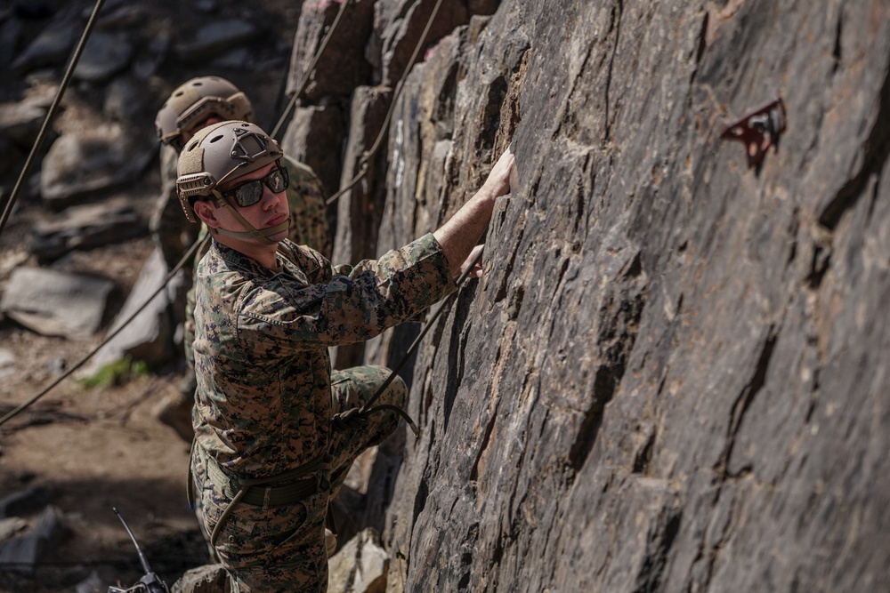 4th Recon, E Co Utilizes Climbing Skills