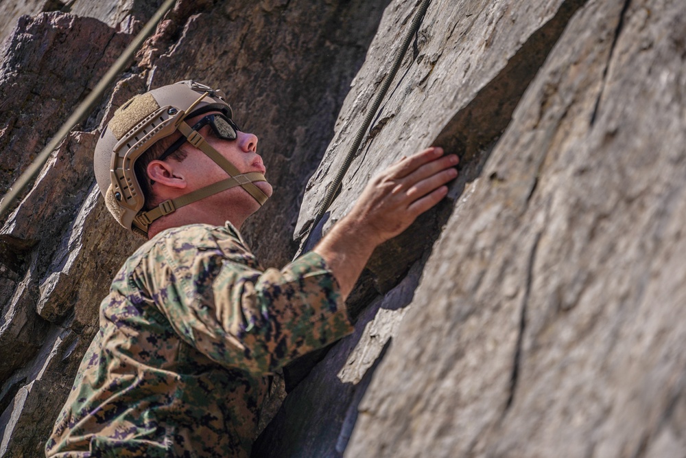 4th Recon, E Co Utilizes Climbing Skills