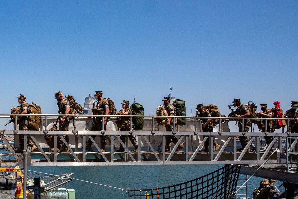 15th MEU Marines embark USS Makin Island