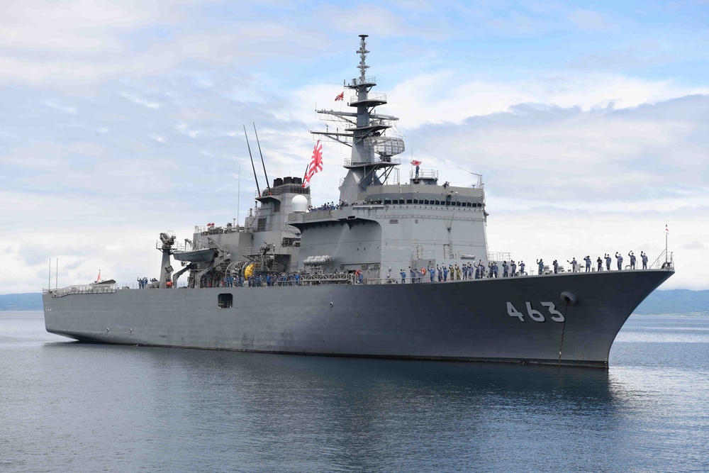 Crews of U.S. Navy and JMSDF mine countermeasures ships perform PASSEX upon conclusion of Mine Warfare Exercise (MIWEX) 2JA 2020