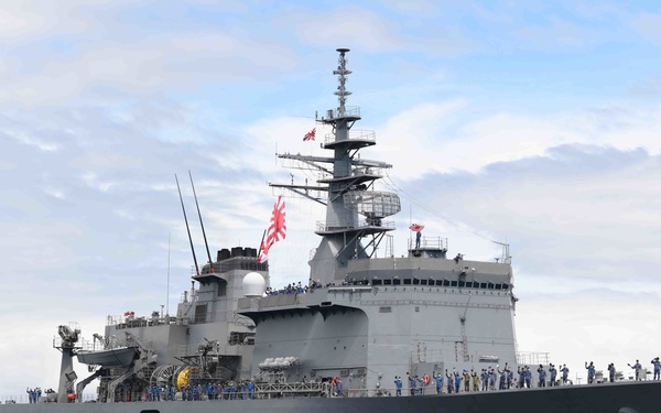 Crews of U.S. Navy and JMSDF mine countermeasures ships perform PASSEX upon conclusion of Mine Warfare Exercise (MIWEX) 2JA 2020
