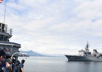 Crews of U.S. Navy and JMSDF mine countermeasures ships perform PASSEX upon conclusion of Mine Warfare Exercise (MIWEX) 2JA 2020