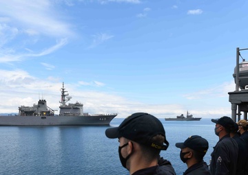 Crews of U.S. Navy and JMSDF mine countermeasures ships perform PASSEX upon conclusion of Mine Warfare Exercise (MIWEX) 2JA 2020
