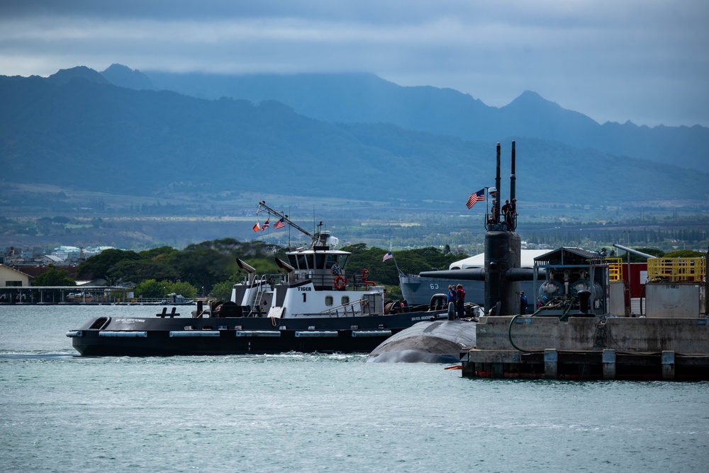 USS Chicago Departs Pearl Harbor in Preparation for Hurricane Douglas