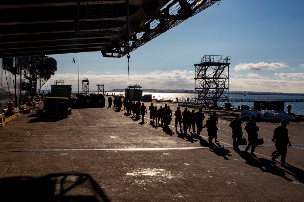 15th MEU Marines embark USS Makin Island