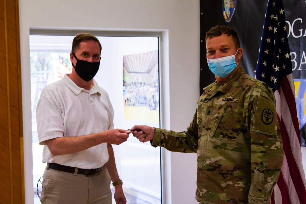 Army Sergeant receives coin from PDASA