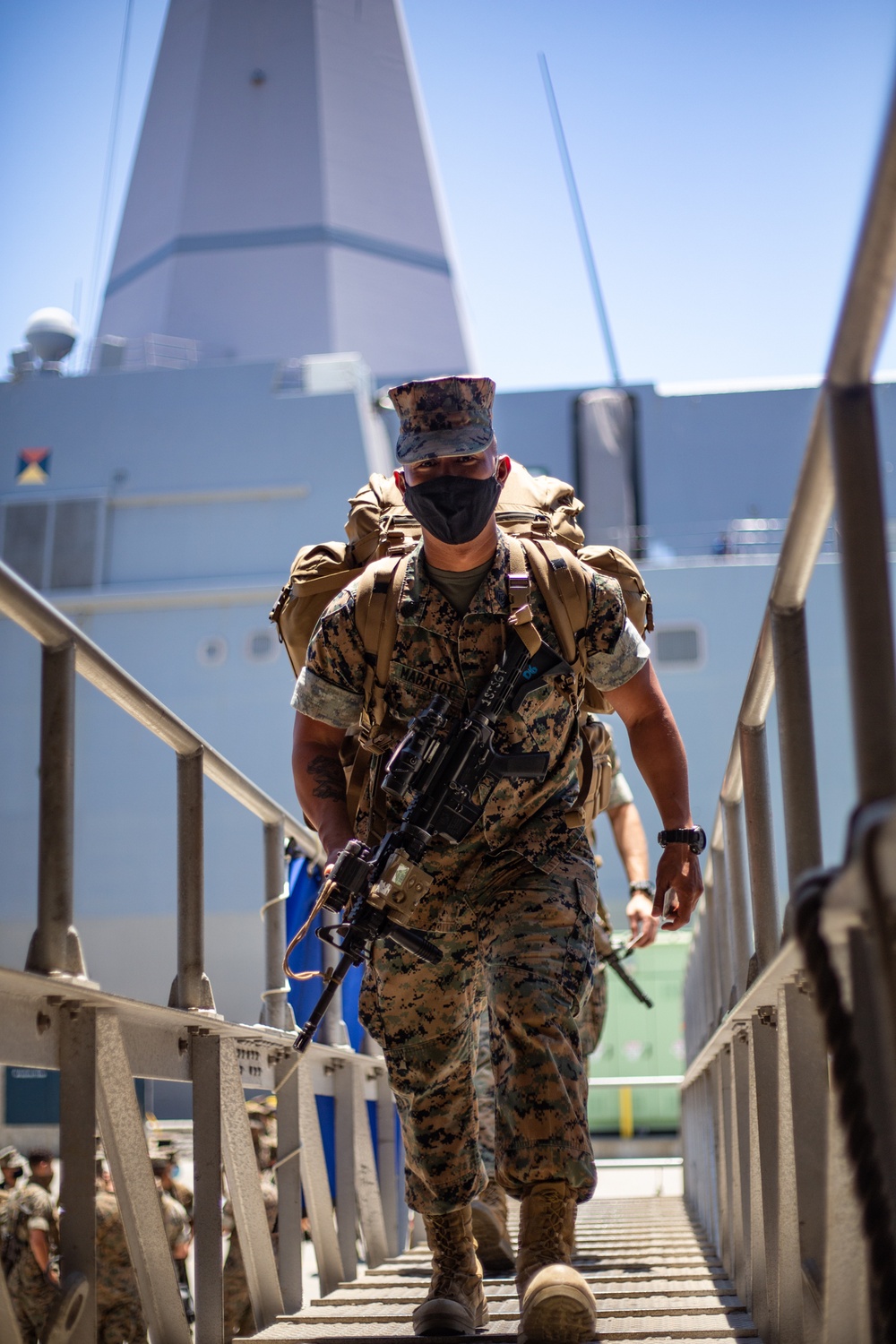 15th MEU Marines, Sailors embark USS San Diego, USS Somerset