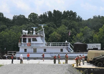 101st ABN Engineers Load Vehicles onto a barge