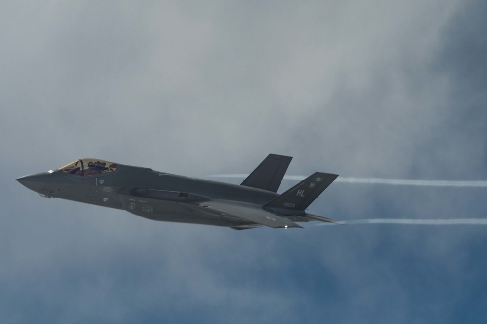 Lightning Refuels Over Utah