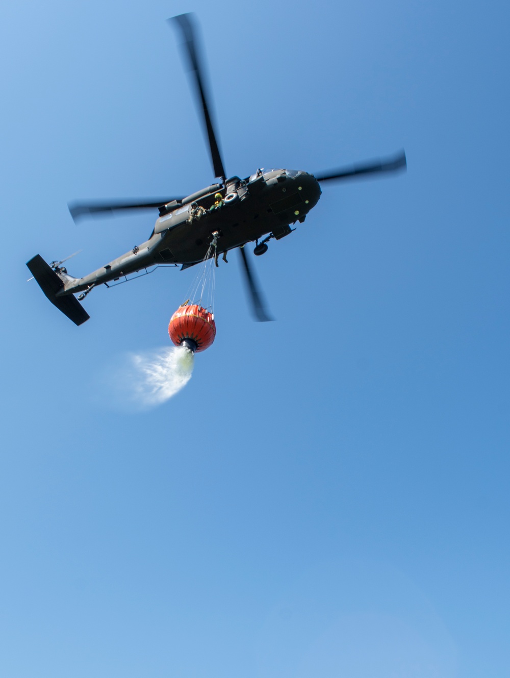 3-142 Aviation Regiment Conducts Water Bucket Training