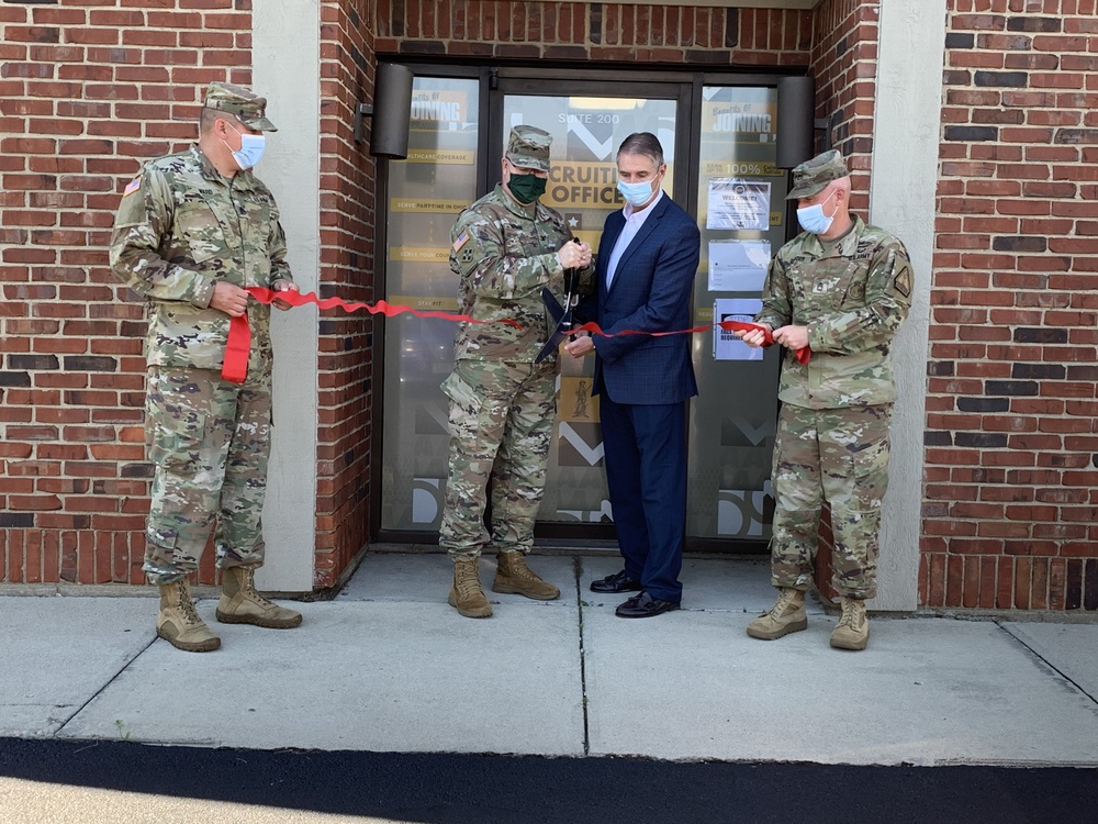 Ohio Army National Guard cuts ribbon on new Vandalia recruiting office