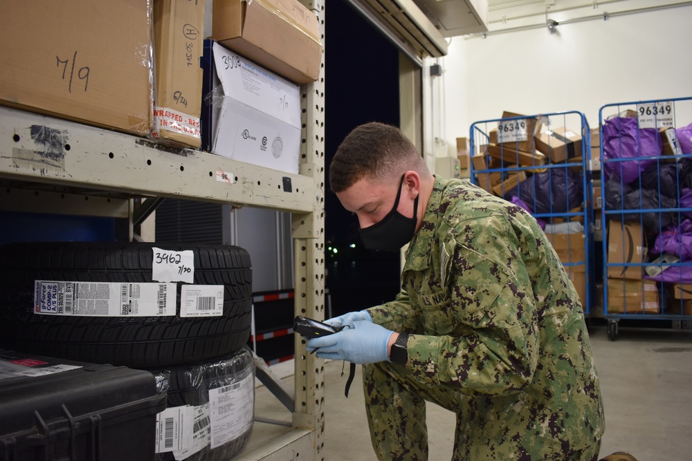 DVIDS Images Yokosuka Post Office mail sorting night operations [Image 3 of 4]