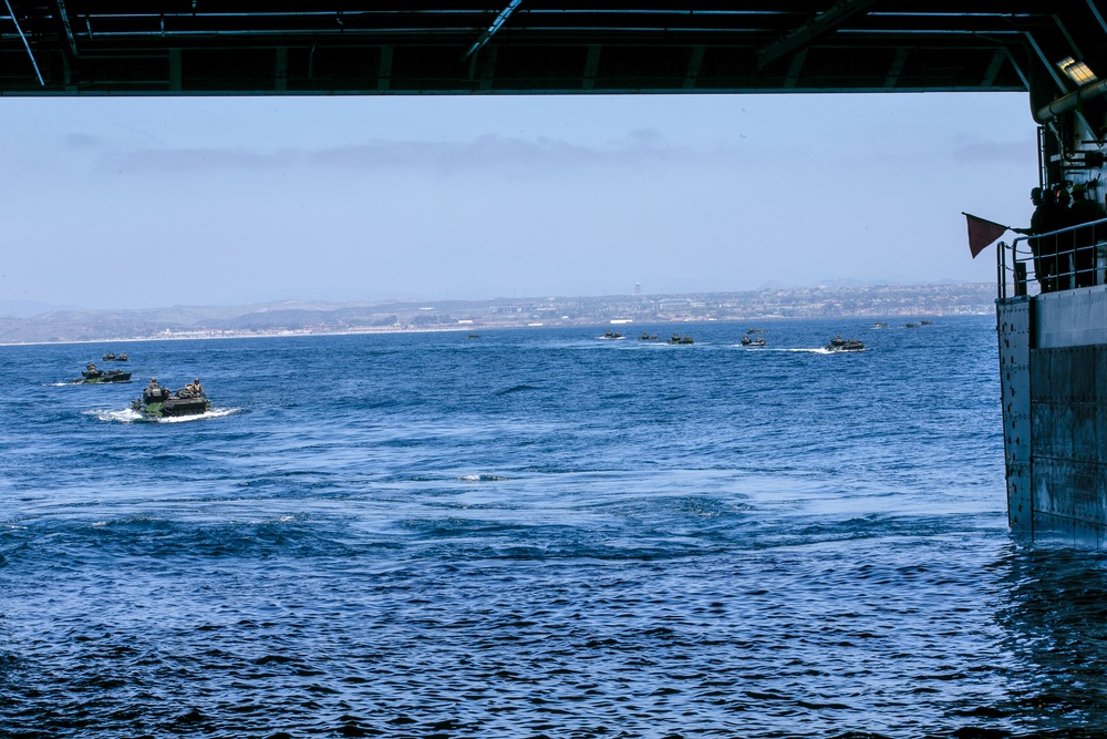 15th MEU Marines embark USS Somerset
