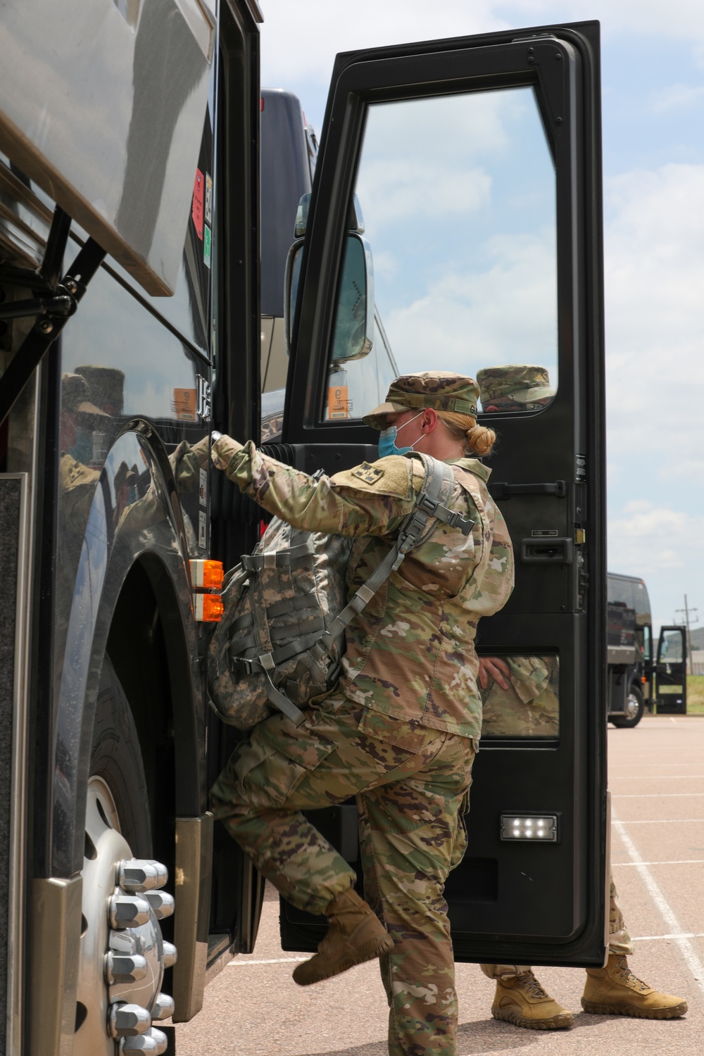 1SBCT Soldiers board buses for NTC