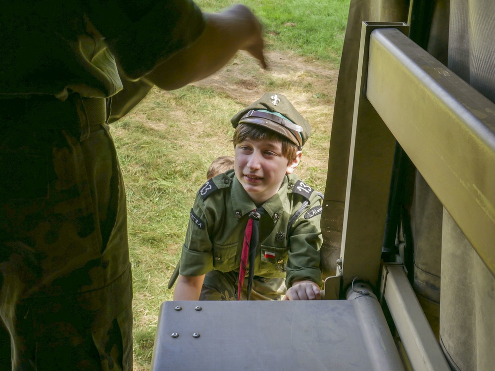 Soldiers stationed in Poland share experiences with local scouts