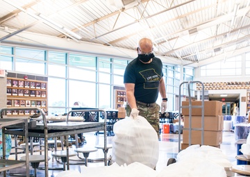 Missouri Guardsmen help feed school children