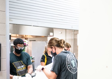 Missouri Guardsmen help feed school children