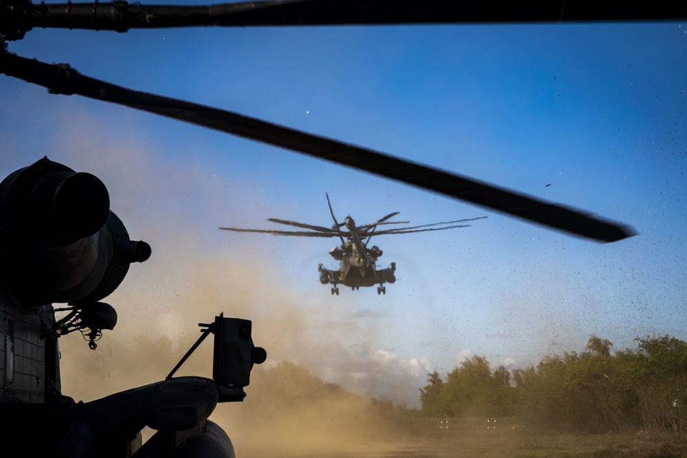 Can I get a refill?: HMH-463, 1/12 conduct convoy resupply