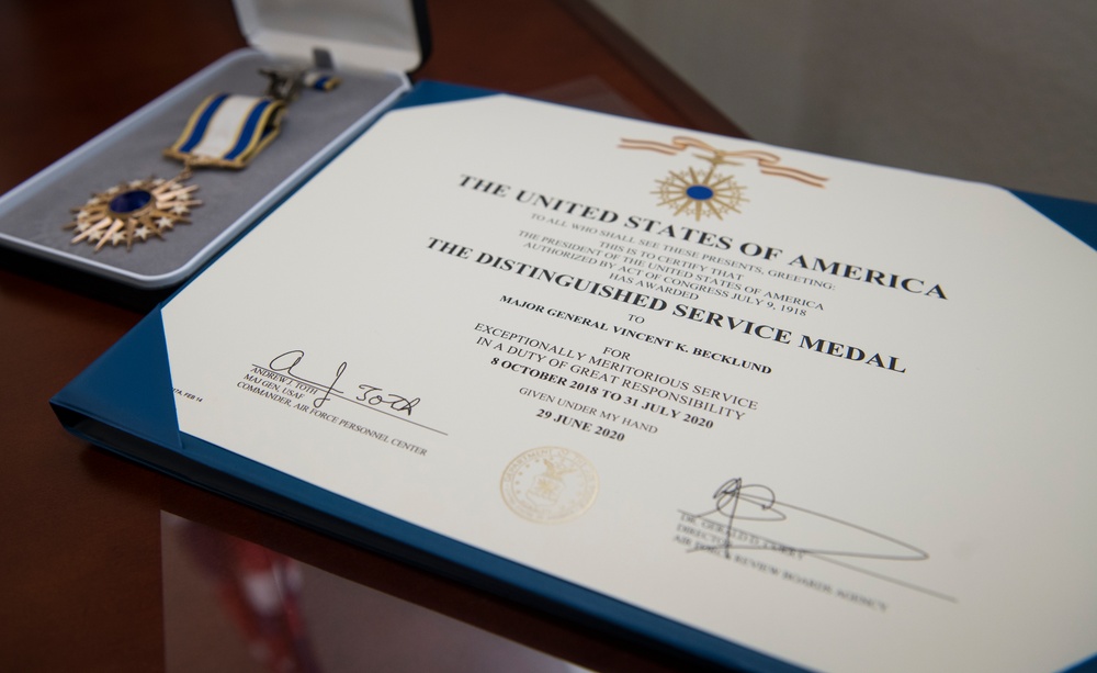 Deputy commander of AFSOC receives Distinguished Service Medal