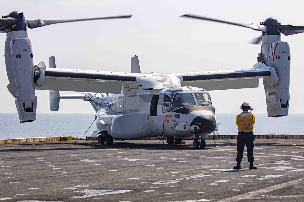 An CMV-22 Osprey lands on the flight deck of the USS New York
