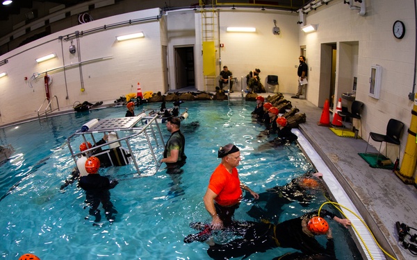 24th MEU Qualifies in Underwater Egress Training