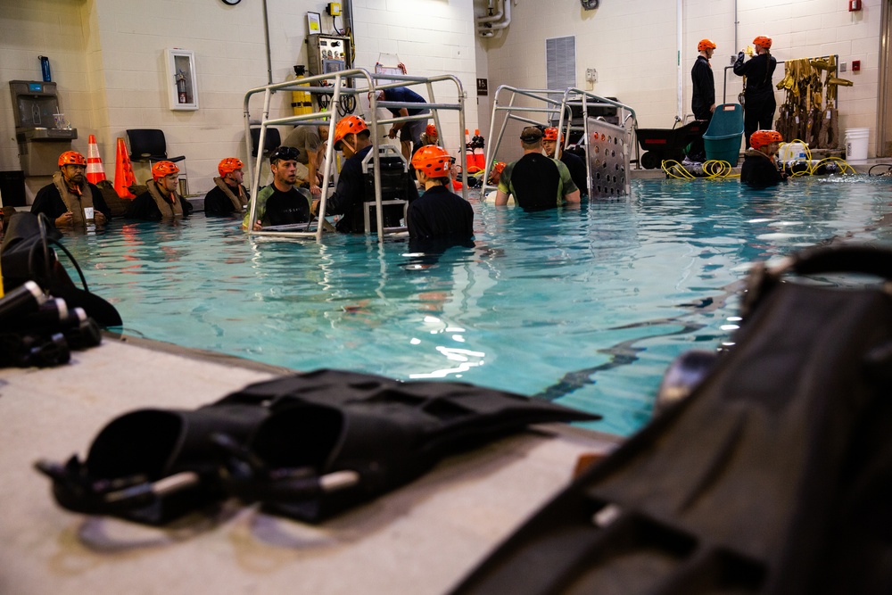 24th MEU Qualifies in Underwater Egress Training