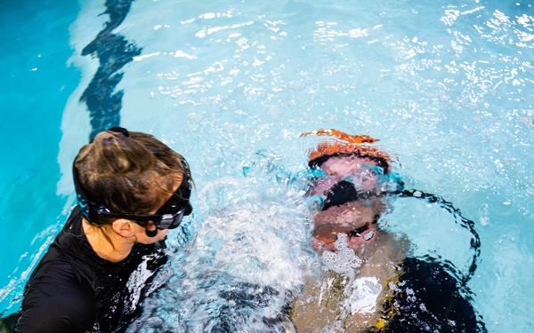 24th MEU Qualifies in Underwater Egress Training