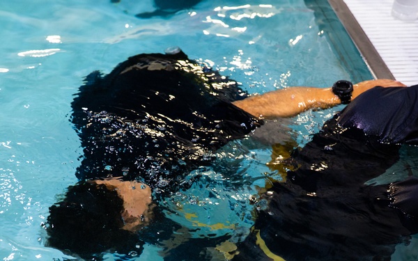 24th MEU Qualifies in Underwater Egress Training