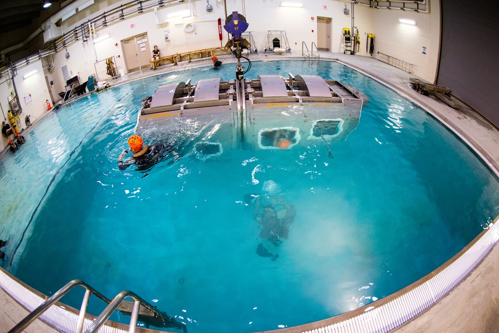 24th MEU Qualifies in Underwater Egress Training