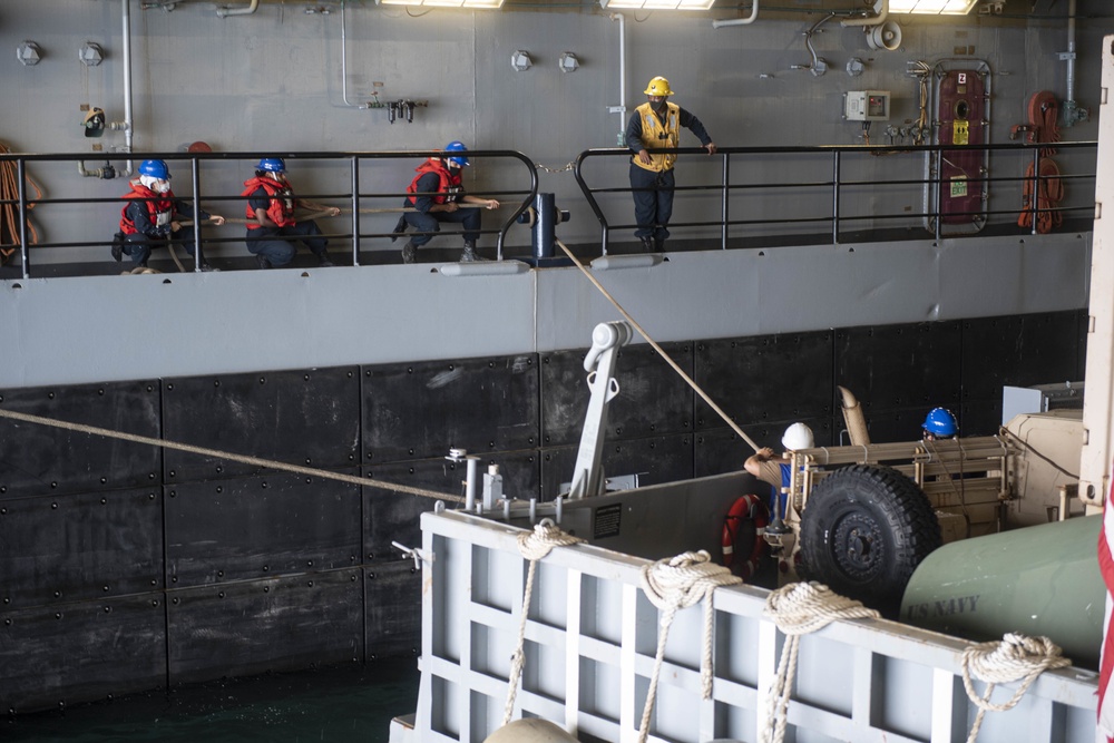 DVIDS - Images - LCU Operations aboard USS New Orleans (LPD 18) [Image ...