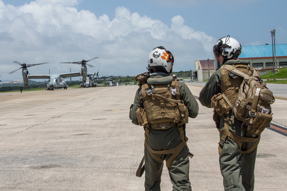 VMM-262, 31st MEU fire M240 machine gun out of Osprey