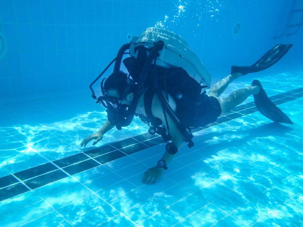 CTF-56 EOD Participate in Pool Medical Training