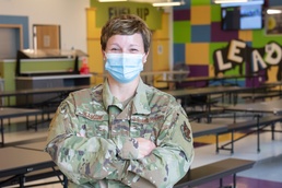 Guardsman help feed school children.