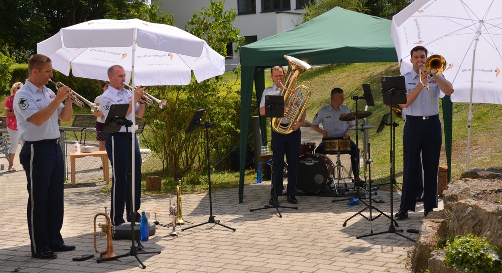 Military band creates memories with Stuttgart seniors