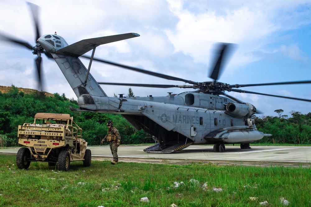 U.S. Marines conduct long-range reconnaissance training