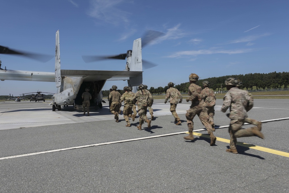 173rd Airborne Brigade performs drills on U.S. Marine MV-22B Ospreys