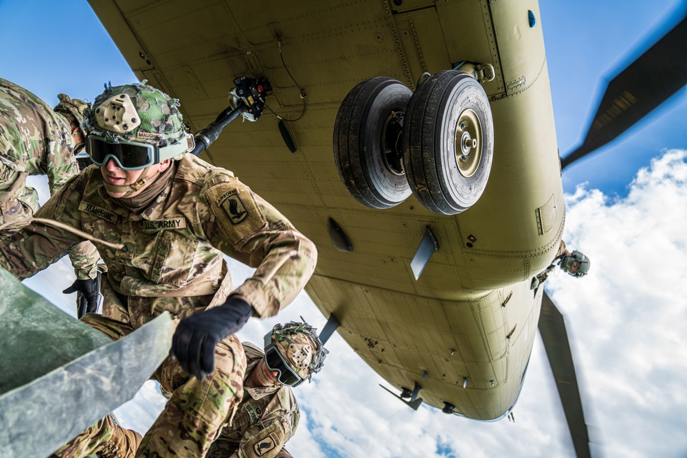 12th CAB and 173rd soldiers train sling loads and air assaults for Saber Junction 20