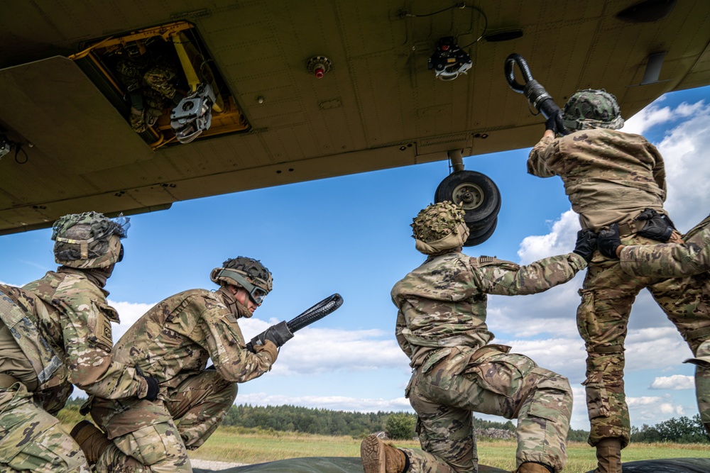 12th CAB and 173rd soldiers train sling loads and air assaults for Saber Junction 20