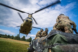 12th CAB and 173rd soldiers train sling loads and air assaults for Saber Junction 20