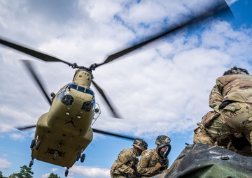 12th CAB and 173rd soldiers train sling loads and air assaults during Saber Junction 20