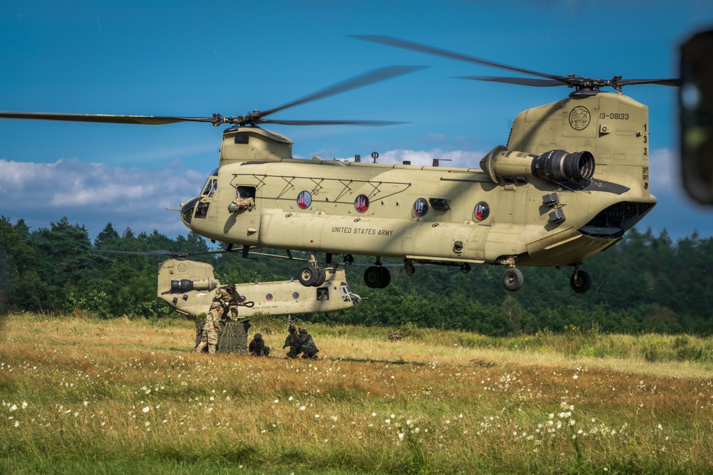 12th CAB and 173rd soldiers train sling loads and air assaults for Saber Junction 20